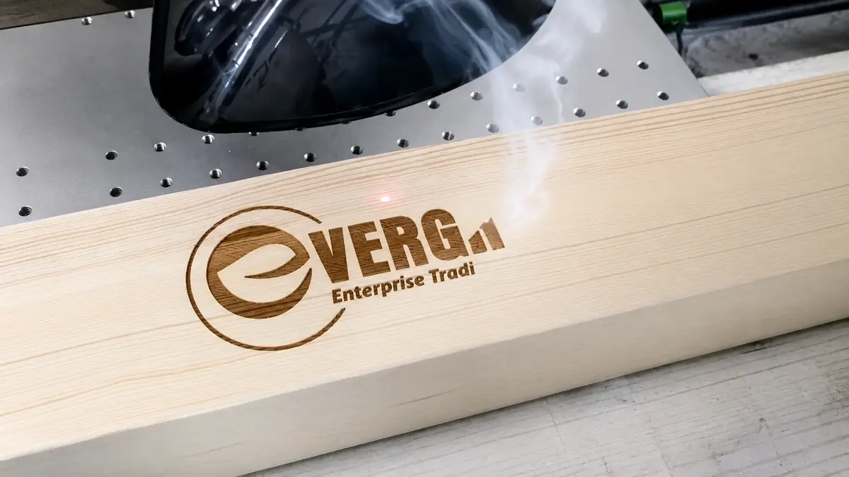 Ahşap yüzey üzerine logo lazer kazıma örneği