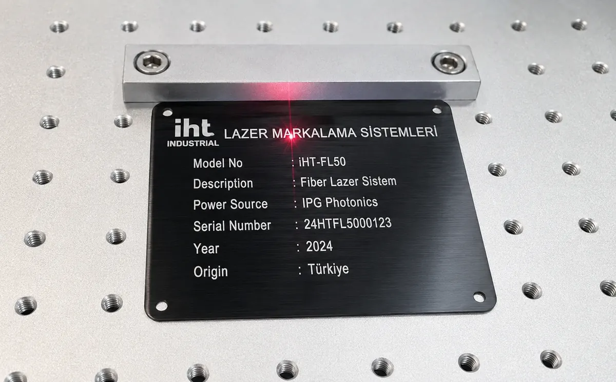 Metal etiket üzerine seri numara lazer markalama örneği